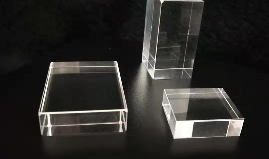Стеклянные кристаллы прямоугольной формы с индивидуальной гравировкой
