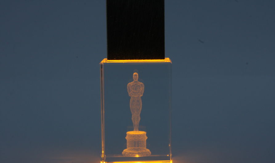 Лазерная 3D гравировка в стекле флешки кристалла