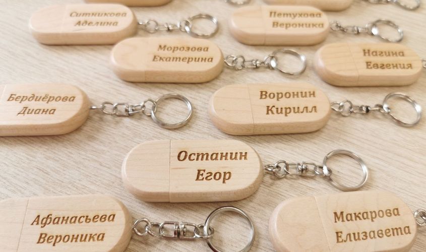 Именные деревянные флешки с гравировкой заказать