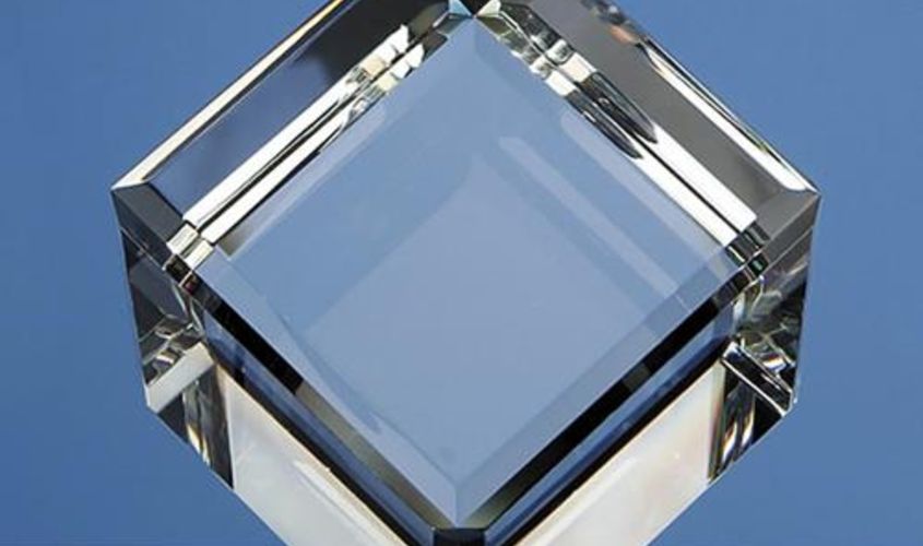 Cтеклянный куб 50*50*50 с 3d гравировкой внутри стекла и срезом угла в наличии