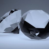Стеклянный бриллиант с гравировкой