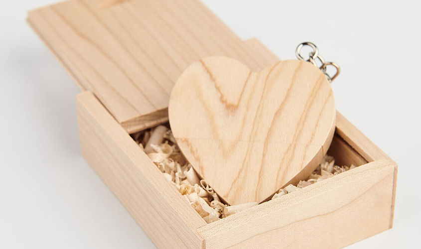 Флешка в виде сердца с гравировкой в подарочной коробке PWD705 индивидуальная, именная, поздравительная гравировка 