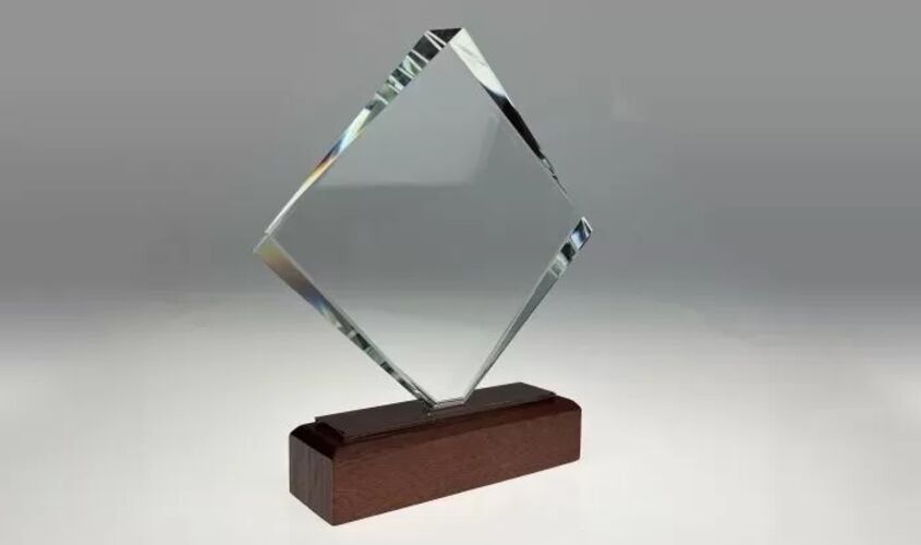 Награды и призы из стекла с гравировкой заказать в Москве и доставкой по России