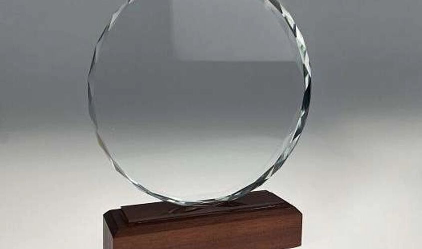 Награды и призы из стекла с гравировкой заказать в Москве и доставкой по России
